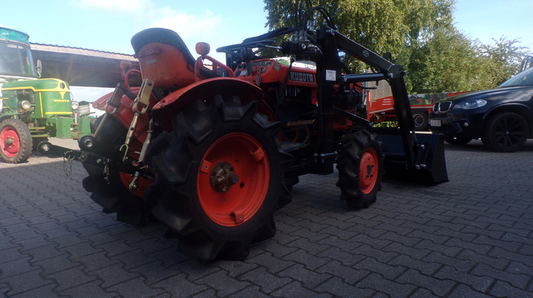 Kubota B7001 met voorlader